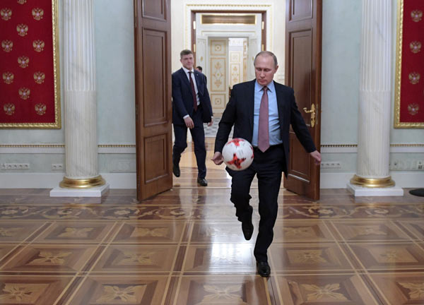 Putin Kremlin'de futbol oynadı