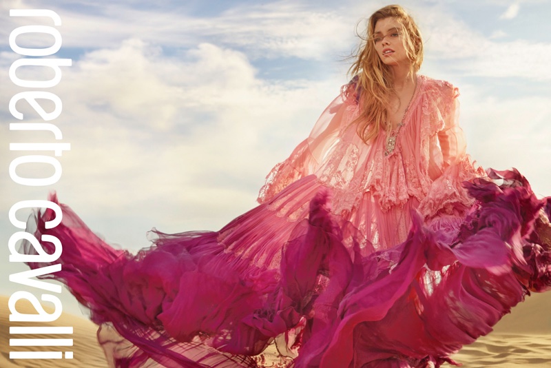 Roberto Cavalli, Avustralya çölünde, Stella Maxwell ve Jordan Barret ile moda çekimleri