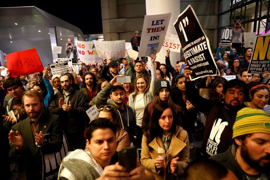 Yüzlerce kişi, ABD’deki çeşitli havalimanlarında Trump’ın kararnamesini protesto etti.