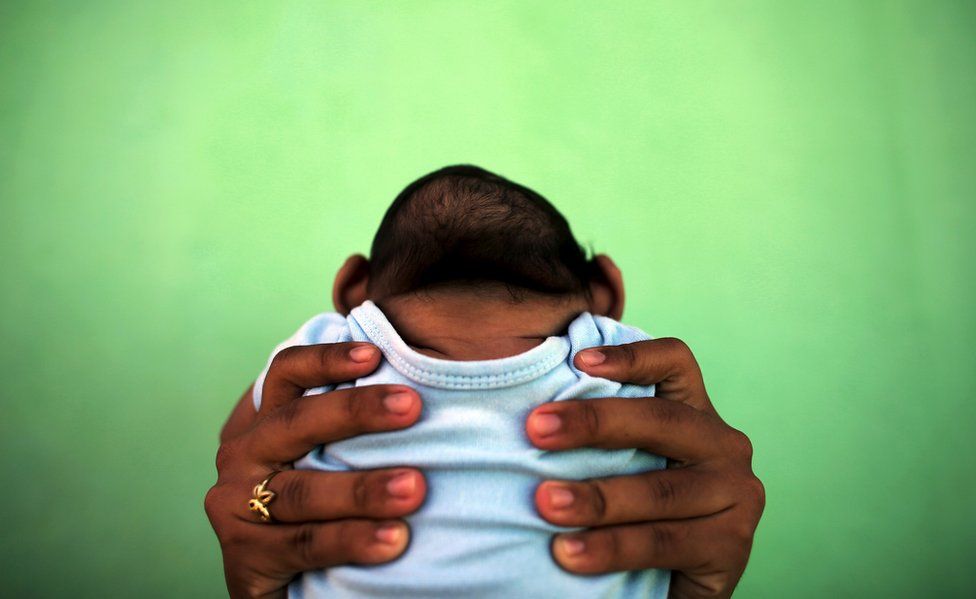 Yılın başında insan ırkı, Zika virüsünün Güney Amerika'da neden ve nasıl beyin deformasyonuyla bebeklerin doğumuna yol açtığını bulmaya çalıştı. Brezilya, Ekim 2015'ten beri mikrosefali yani kafaları anormal küçüklükte doğan bebek sayısının 4 bini aştığını bildirdi. Dünya Sağlık Örgütü, Zika virüsü için 'küresel acil durum' ilan etti.
