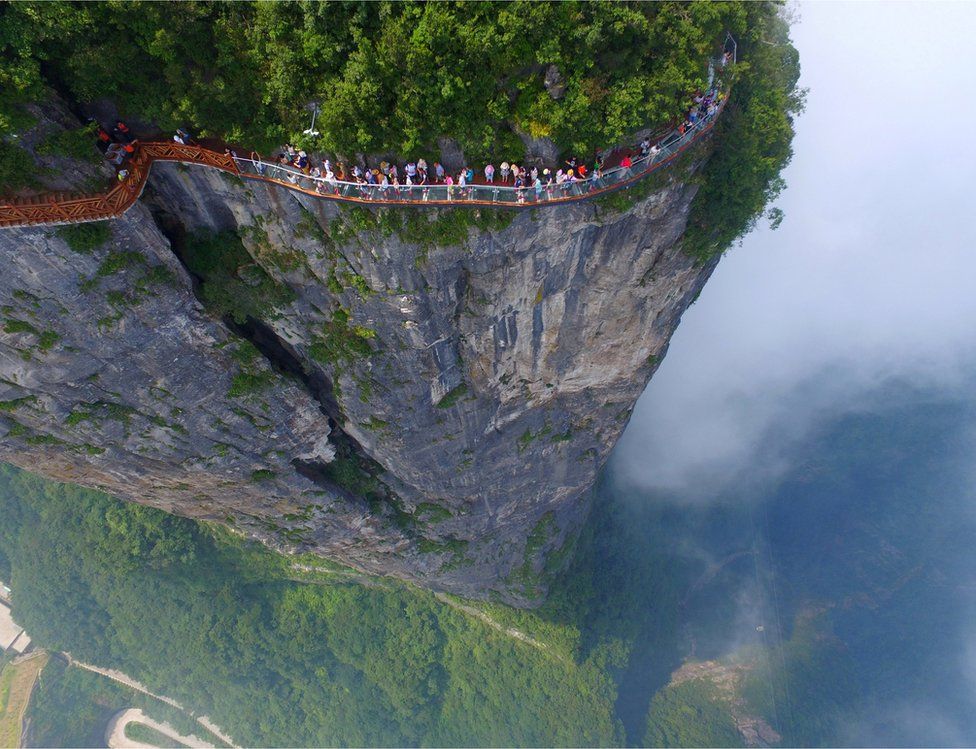 Çin, Tianmen Dağı'ndaki camdan yürüyüş parkurunu Ağustos ayında açtı. 300 metre yükseklikteki parkur, dağın dik yüzünde yer alıyor. Parkur, yükseklik korkusu olmayanlar için Hunan eyaletinin harika manzaralarını sunuyor.