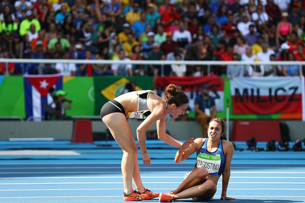 Rio Olimpiyatları'nda 5 bin metre elemeleri sırasında birbirine yardım etmek için duran iki koşucu, övgü toplamıştı. İki kadın sporcu çarpıştıktan sonra, ABD'li koşucu Abbey D'Agostino, Yeni Zelandalı Nikki Hamblin'i yarışa devam etmesi için cesaretlendirmeye çalıştı. D'Agostino rakibi Hamblin'in durumunun iyi olduğuna ve yarışa devam edebileceğine kanaat getirdikten sonra dizinde oluşan sakatlığa karşın koşusuna devam etti. Ancak D'Agustino topallayarak yarışa devam ederken bir kez daha yere düştü. Bu kez de Hamblin durup, rakibine yardım etti.