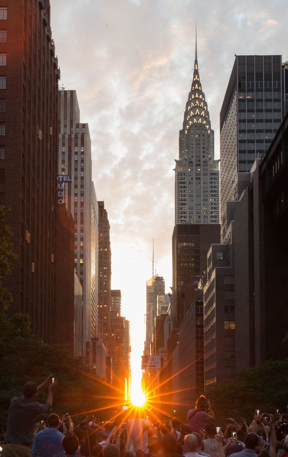11 Temmuz'da New Yorkular, güneşin gökdelenlerle aynı düzleme geldiğini gözlemledi.
