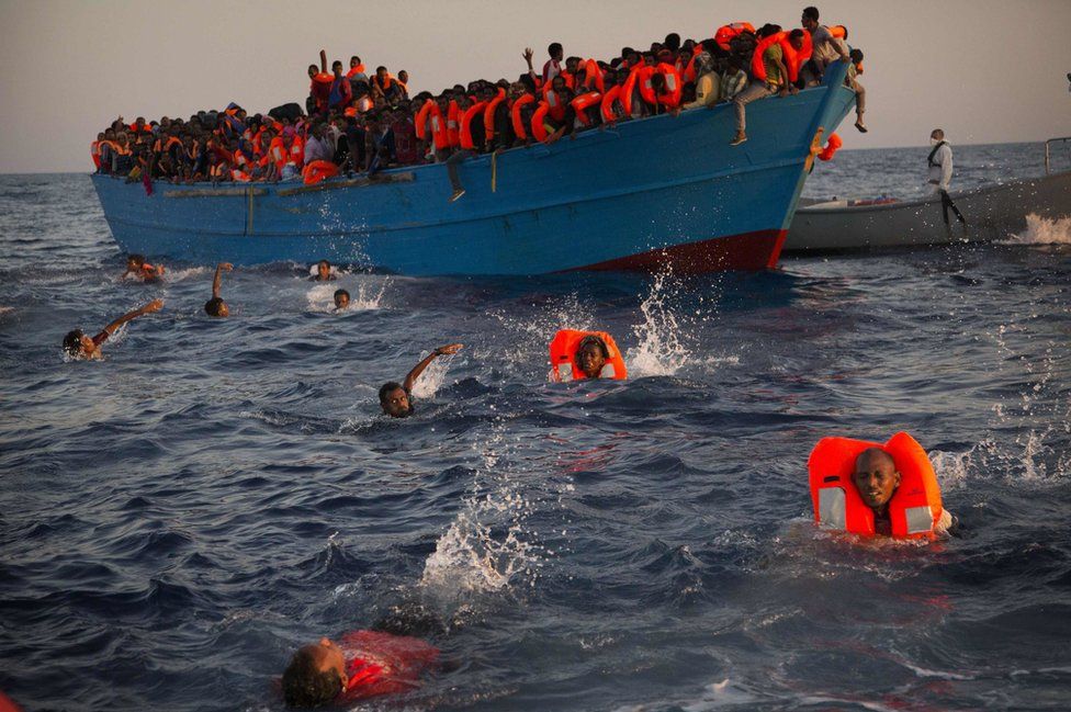 Birleşmiş Milletler Mülteciler Yüksek Komiserliği (UNHCR), 2016'da Akdeniz'de yaklaşık 5 bin göçmenin boğulduğunu açıkladı. Bu rakam, şimdiye kadarki en yüksek yıllık rakam. Fotoğrafta Eritreli göçmenler, Libya'daki kurtarma operasyonu sırasında suya atlamış şekilde görünüyorlar.