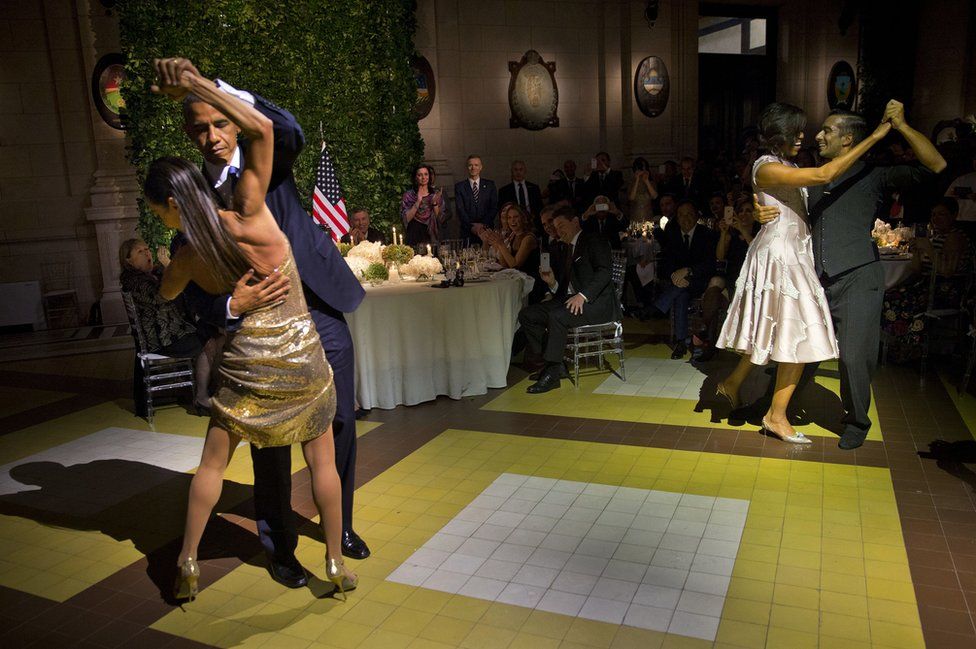 ABD Başkanı Barack Obama ve First Lady Michelle Obama, resmi ziyaret için gittikleri Arjantin'de devlet yemeği sırasında ülkenin ulusal dansı Tango'yu denemeleri için yüreklendirildi.