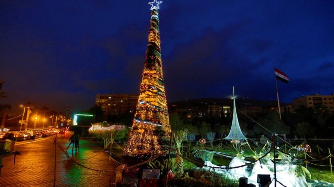 Şam'ın Emevi Meydanı'na Noel ağacı dikildi