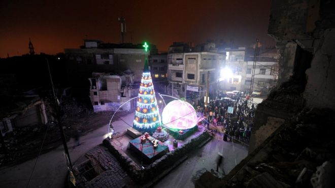 Humus kentinde insanlar yıkık evlerin arasında bir araya geldiler