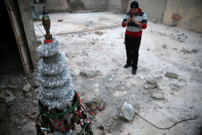 Akram Ebu el Foz yaptığı Noel ağacının fotoğrafını çekiyorREUTERS Akram Ebu el Foz yaptığı Noel ağacının fotoğrafını çekiyor