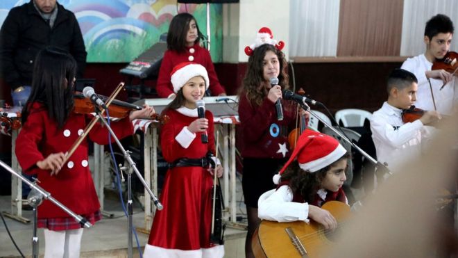 Suriyeli Hristiyan ve Müslüman çocuklar çoğunlukla Kürtlerin yaşadığı Kamışlı'da Noel kutlamaları yapıyorlar