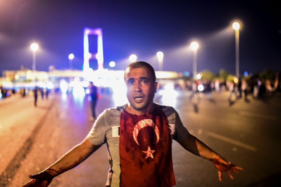 Türkiye'de 15 Temmuz'daki darbe girişimi sırasında, Boğaziçi Köprüsü'nde (sonradan ismi 15 Temmuz Şehitler Köprüsü olarak değiştirildi) bazı askerlerle Cumhurbaşkanı Recep Tayyip Erdoğan'ın çağrısıyla sokağa dökülenler karşı karşıya geldi.
