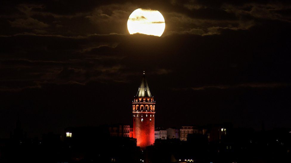 Ay, bu yıl Dünya'ya 1948'den beri ilk kez bu kadar yaklaştı. Tüm dünyada gökyüzü gözlemcileri, şehirlerin simgelerinde, plajlarda ve yüksek binaların üzerinde bu anı yakalayabilmek için uğraştı. İstanbul'daki Galata Kulesi'ni gösteren bu fotoğraf 14 Kasım'da çekildi.