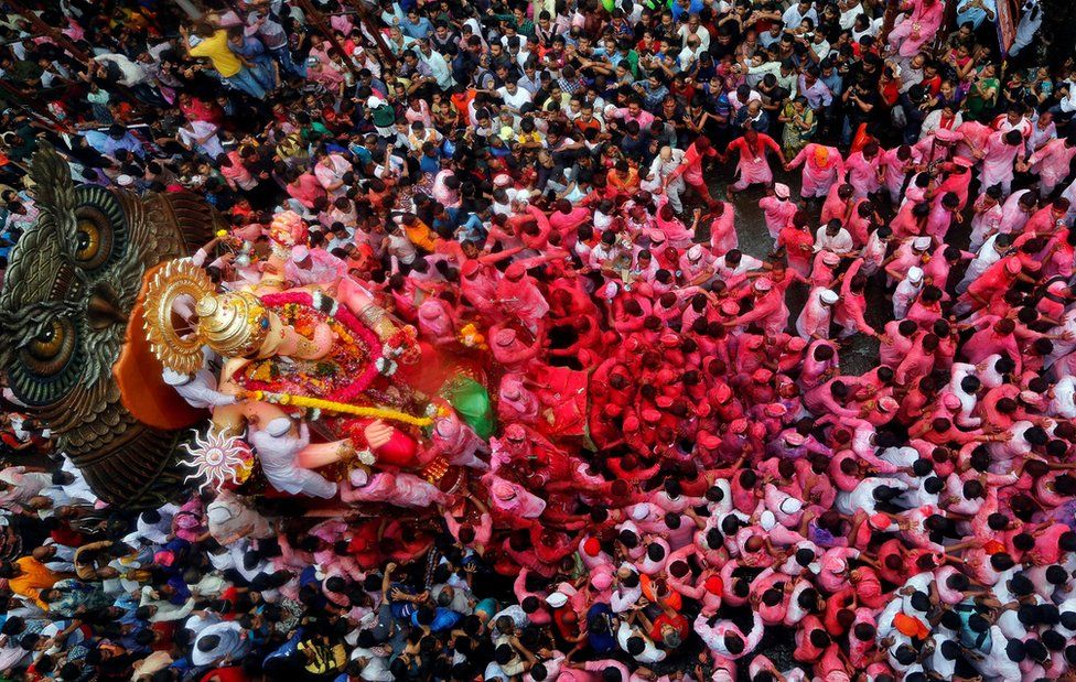 Hindu tanrısı Ganeşa'nın heykeli, Mumbai kentinde 10 gün süren Ganeşa Chaturthi festivalinin son gününde sokaklarda gezdiriliyor. Ganeşa bolluk ve refah tanrısı olarak biliniyor.