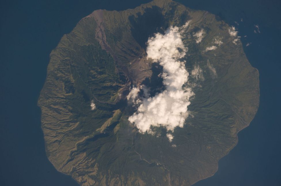 Eylül 2016'da Uzay istasyonu Endonezya'daki Sangeang Yanardağı'nın tam üzerinden geçiyordu. Yanardağdan püsküren dumanlar fotoğrafta net biçimde görülüyor.
