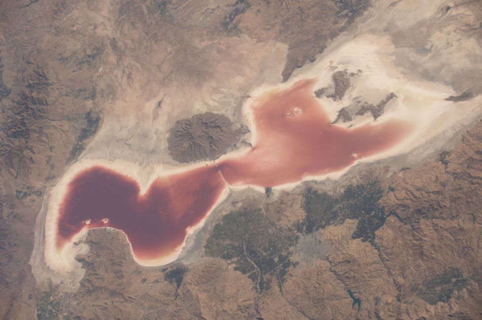 İran'daki Urmiye Gölü. 12 Eylül'de çekilen fotoğraf gölün alanının zaman içerisinde nasıl daraldığını net biçimde gösteriyor.