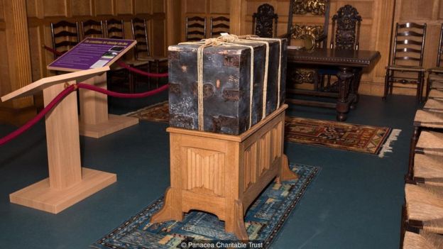 Panacea Müzesi kıyamet kehanetlerini içeren mühürlü sandığın kopyasını sergiliyor, sandığın aslı ise gizli bir yerde saklanıyor.