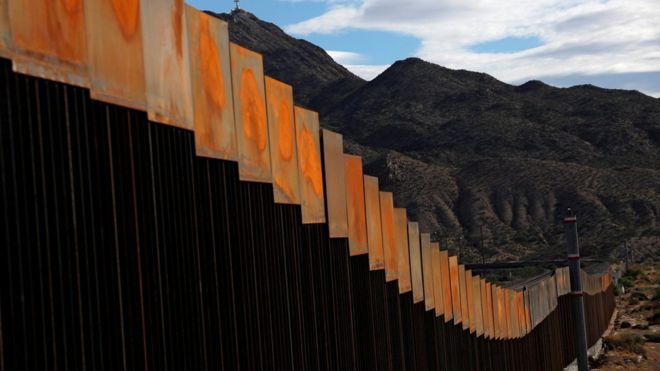 ABD - Meksika sınırının bir kısmında çeşitli çitler ve bariyerler mevcut