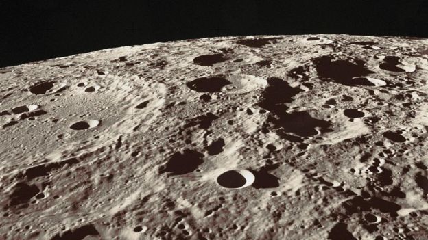 Ay'ın yüzeyi dağlar, ovalar ve kraterlerle dolu.