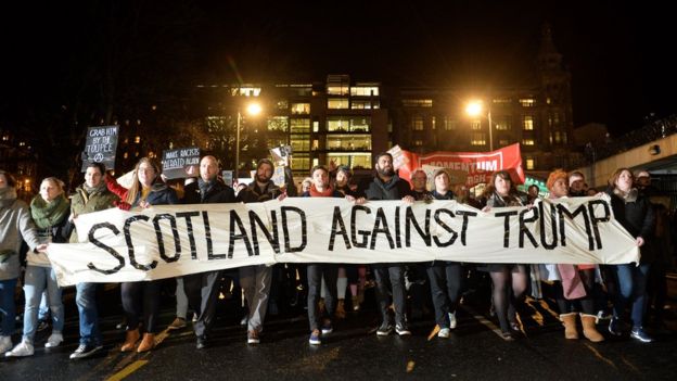 Trump'a karşıtı protestolar ABD sınırlarını aşarak İskoçya, Japonya ve Hindistan'a da uzandı