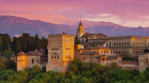 Granada'da şehre yukardan bakan bir tepeye kurulmuş, tarihi saray-kale Elhamra, İspanya'nın en romantik yerlerinden birisi. Anlaşılması güç tasarımı ve şırıldayan çeşmeleri ile aşıklar için tam bir cennettir. Tam bir turist mıknatısını olan Granada kaçamağınıza farklılık kazandırmak için Albaicin'e kadar tırmanabilirsiniz. Burası Elhamra Sarayı'nın etkileyici görüntüsünün yanında, arnavut kaldırımı sokakları ile küçük meydanların labirentler oluşturduğu, balkonlardan taze sardunyaların sarktığı ve sihirli atmosfere sahip bir Arap mahallesidir. En yakın merkezi havalimanı Malaga'da bulunur.