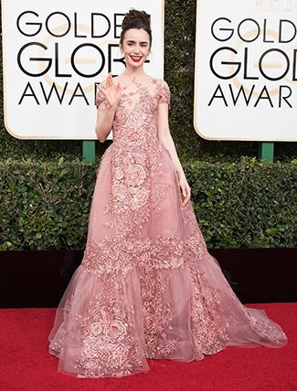 Lily Collins Kız kardeşinin nişanı varmış da ona gidiyormuş gibi… Elbisesi Zuhair Murad ama kendisine pek yakıştıramadık. Hele o makyaj. Kıyafetle tam bir uyumsuzluk içinde… Daha sade tonlarda bir makyaj tercih edebilirdi.