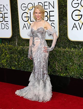 Nicole Kidman Yıllar geçiyor, yaş alıyor ama yaşlanmıyor… Hala güzel hala fıstık gibi… Lakin nedir o kıyafet. Alexander McQueen giymesi bile durumu kurtaramamış…
