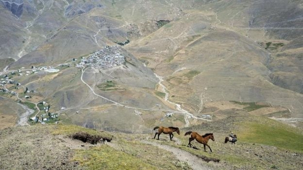 Büyük Kafkas dağlarındaki Kınalık Köy'ü