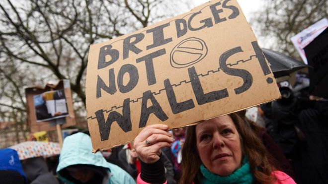 Londra, Trump’ı protesto etti!