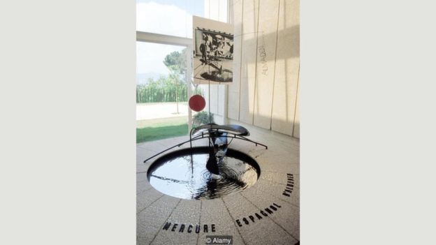 Alexander Calder'in 'Cıva Havuzu' adlı eseri İspanya'da Cumhuriyetçilerin güçlü olduğu bir bölgeye gönderme yapıyor.