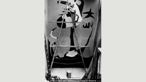 Joan Miró 'Orakçı' adlı eseri üzerinde çalışırken