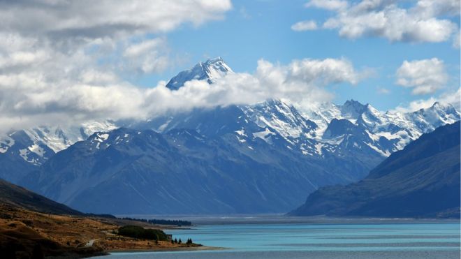 Mount Cook dağı Yeni Zelanda'nın en yüksek noktası, Zelandiya ise onun önünde suyun altında duruyor