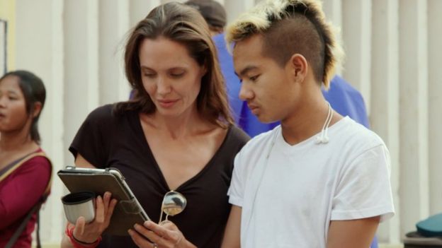 Angelina Jolie ve Kamboçya'dan evlat edindiği Maddox