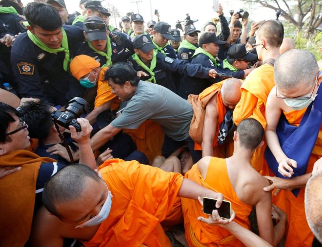 Taylandlı rahiplerle polisler çatıştı