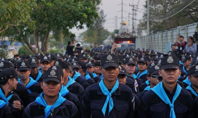 Taylandlı rahiplerle polisler çatıştı