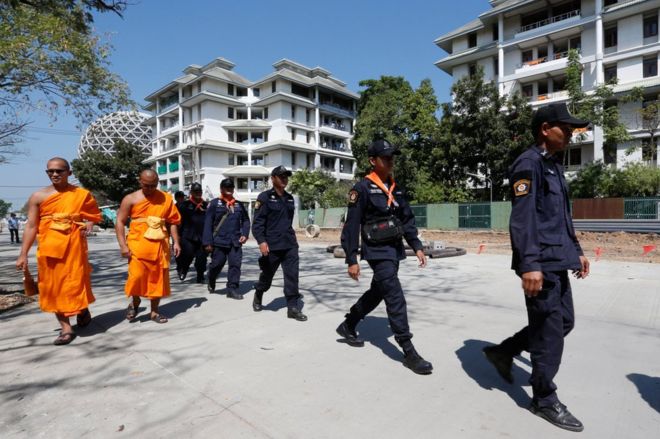 Taylandlı rahiplerle polisler çatıştı