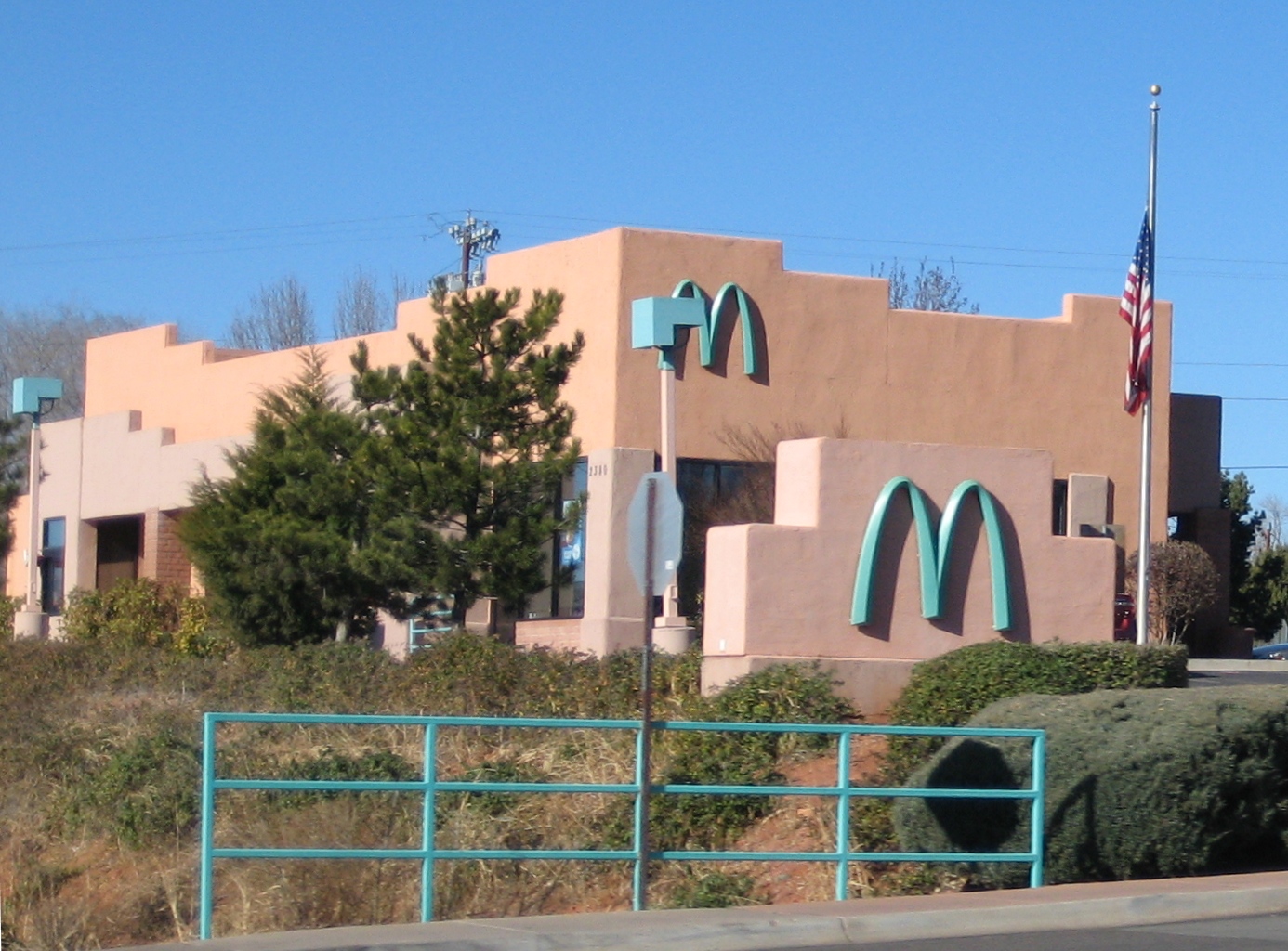 Arizona sahillerinde açılan restoranın logosu çevreye uysun diye turkuaz renkte yapıldı.