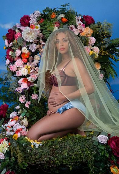 Beyonce, hamilelik fotoğraflarını paylaştı