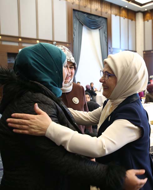Emine Erdoğan, Suriyeli kadınlarla görüştü
