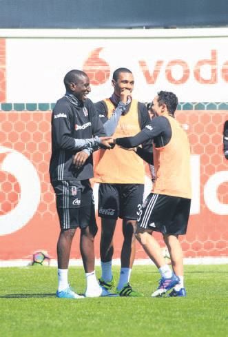 kapat  Demba Ba’yla yüzler gülüyor .