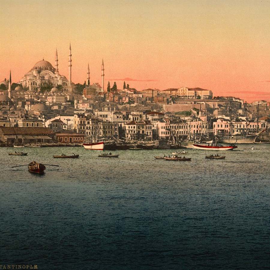 Köprü üzerinden çekilmiş bu fotoğraf, İstanbul’un 19. yüzyıldaki görüntüsünü çok güzel yansıtıyor