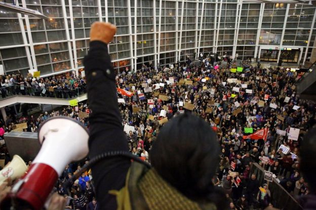 İlk seyahat yasağı girişimi havalimanlarında çok sayıda protestoya sahne olmuştu