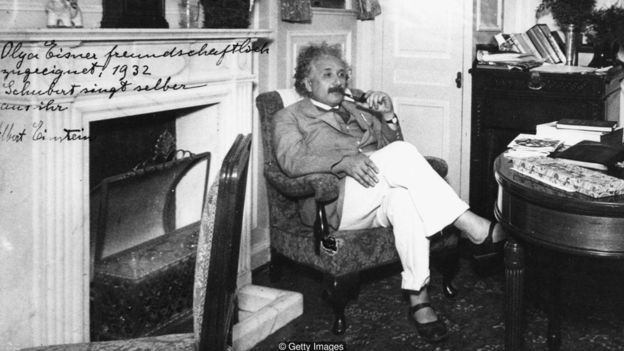 Einstein çorap giymeyi sevmezdi.