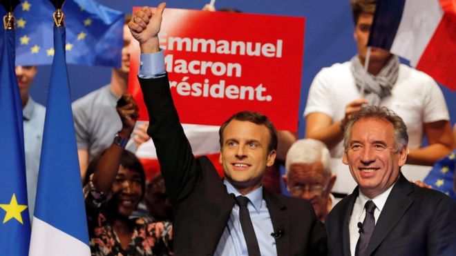 François Bayrou (sağda) Macron'un kabinesinden istifa etti
