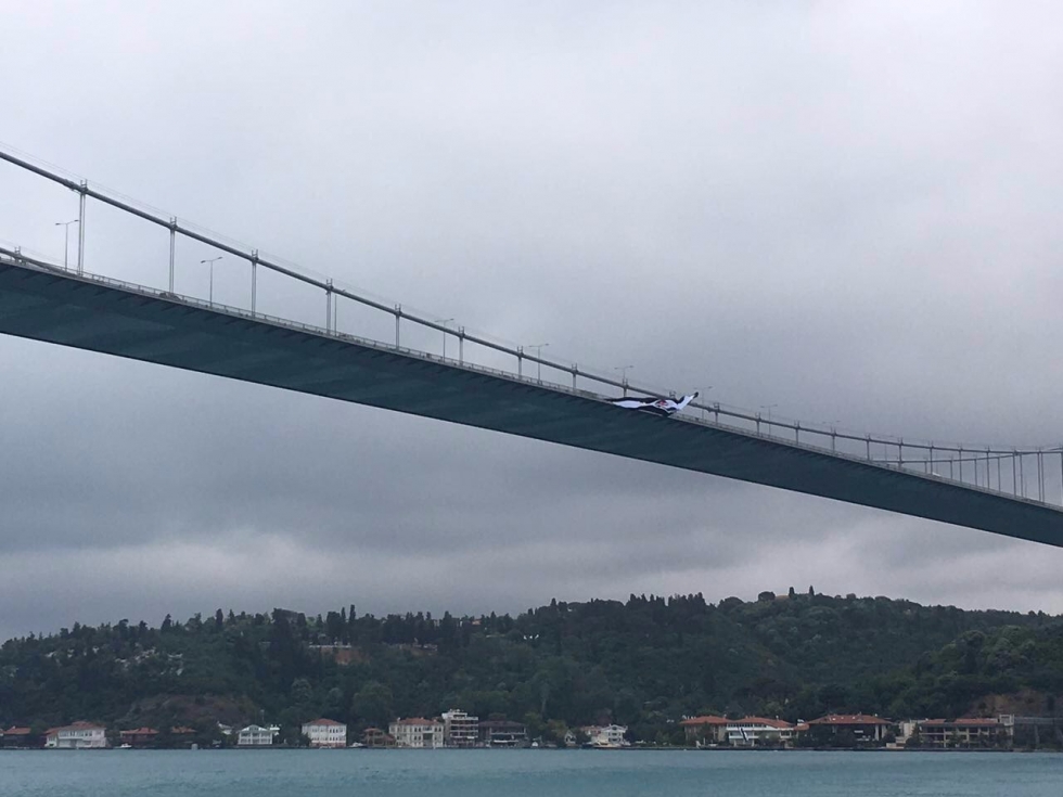 Şampiyonun bayrağı köprüde