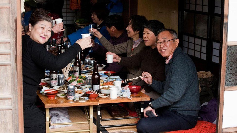 Japonya'da yaşlılar aktif bir sosyal yaşam sürüyor.