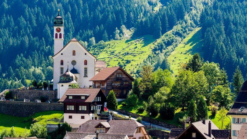 İsviçre'de yaşam çoğu zaman iş odaklı olmakla birlikte Alp Dağları'nın yakınlığı insanların kentlerden uzaklaşmasını da olanaklı kılıyor.