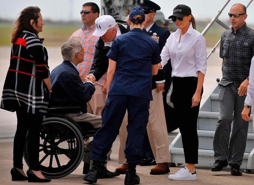 Eleştirilerin ardından Melania Trump’ın üzerinde FLOTUS yazan şapkası ve beyaz spor ayakkabıları dikkat çekti.