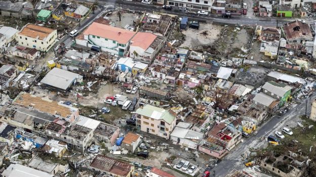 Barbudalı yetkililerin dağıttığı fotoğraflar, bölgedeki yıkımı gösteriyor.
