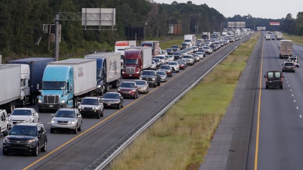 Tahliye kararının ardından Florida'dan çıkış yollarında yoğun trafik yaşandı. Eyalete çok sayıda ek uçak seferi düzenlendi