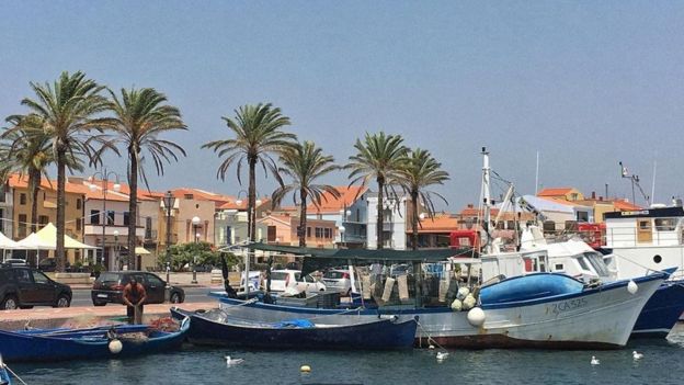 Sant'Antioco Sardunya adasına bağlı küçük bir balıkçı kasabası