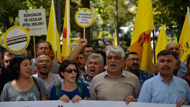 Ankara'daki Milli Eğitim Bakanlığı binasında toplanan grup, OHAL kapsamında çıkarılan KHK'larla öğretmenlerin ihraç ve 'sürgün' edilmesini protesto ediyor.